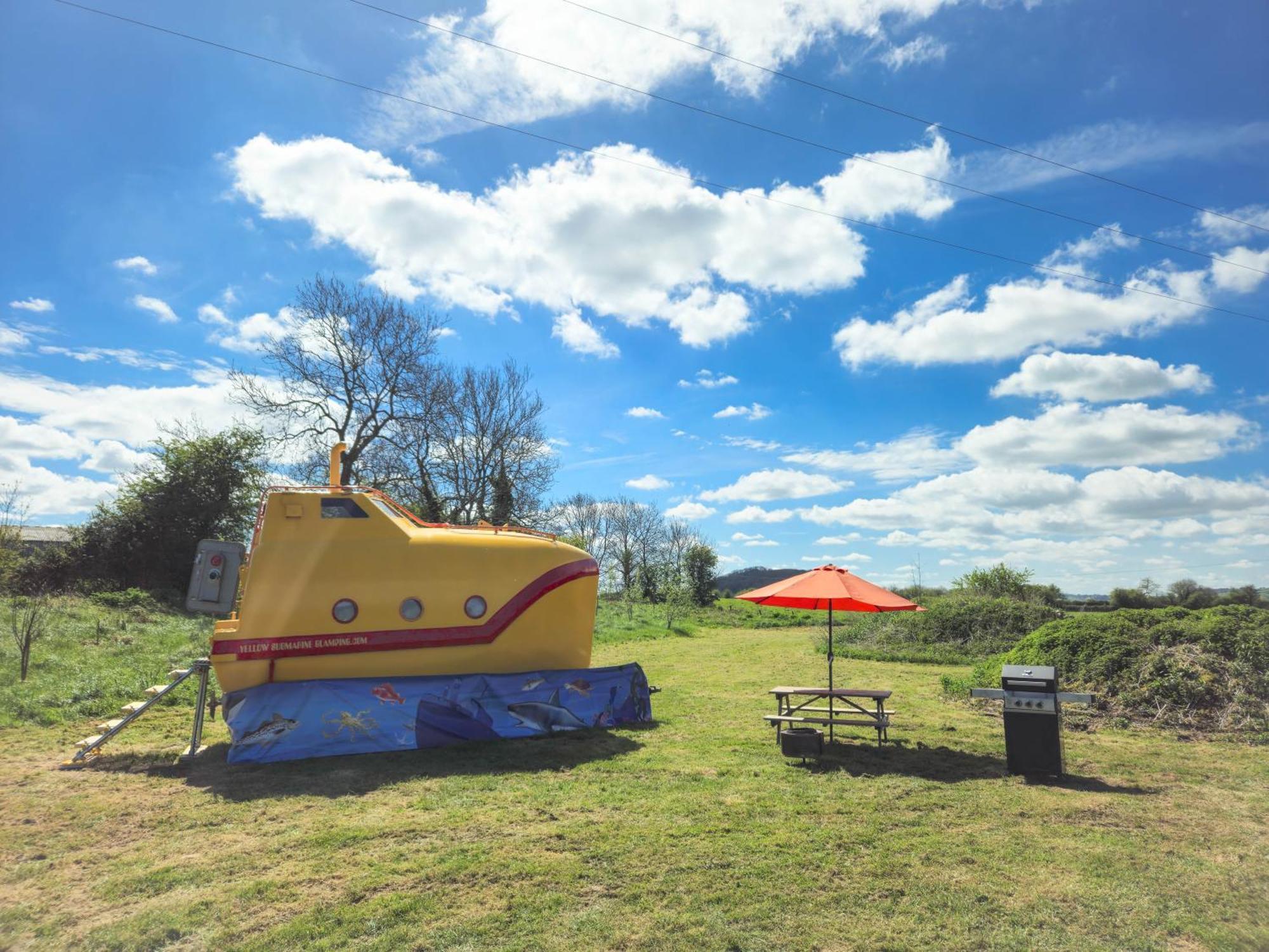 The Yellow Submarine Cheddar Exterior foto
