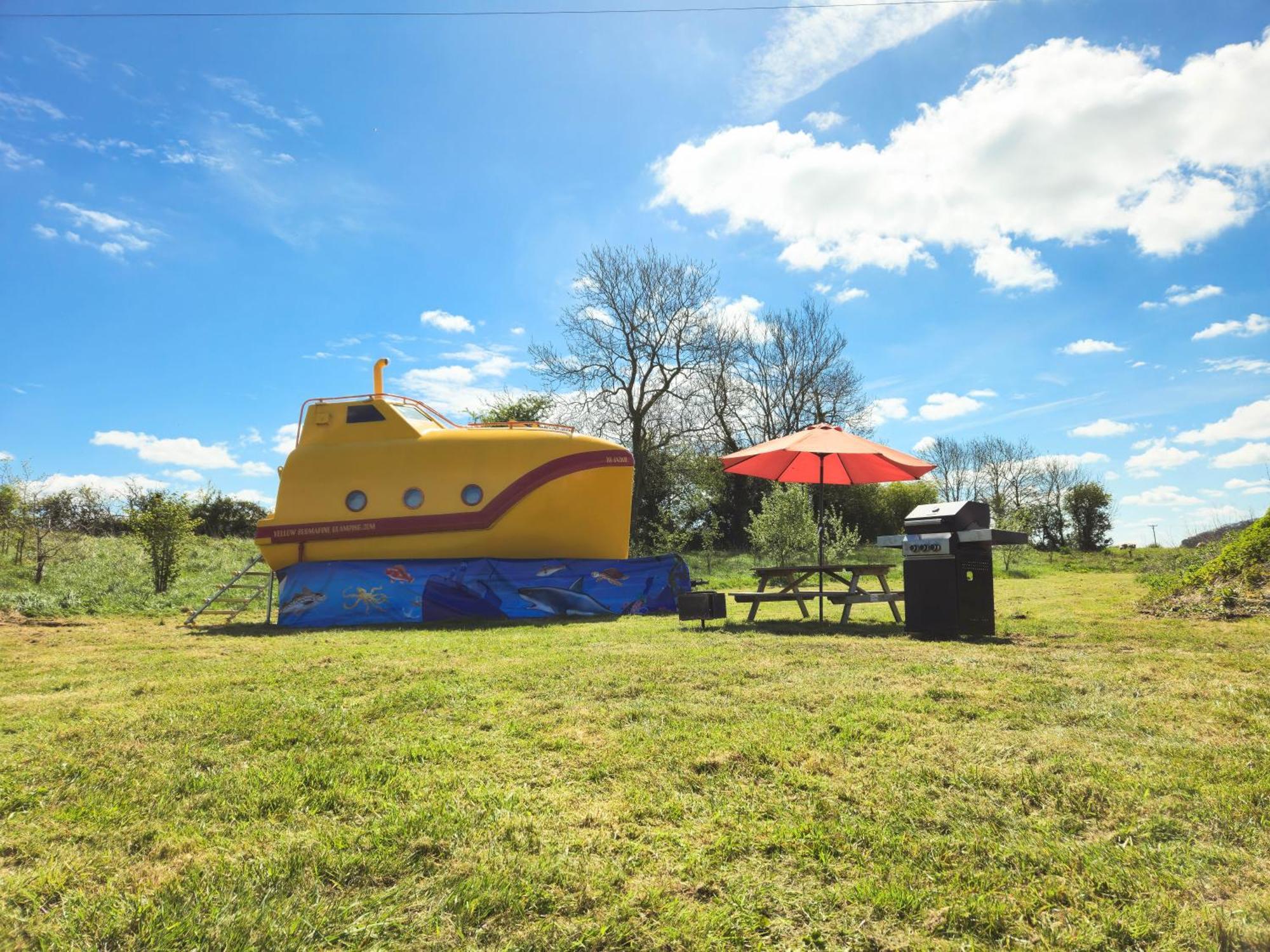 The Yellow Submarine Cheddar Exterior foto