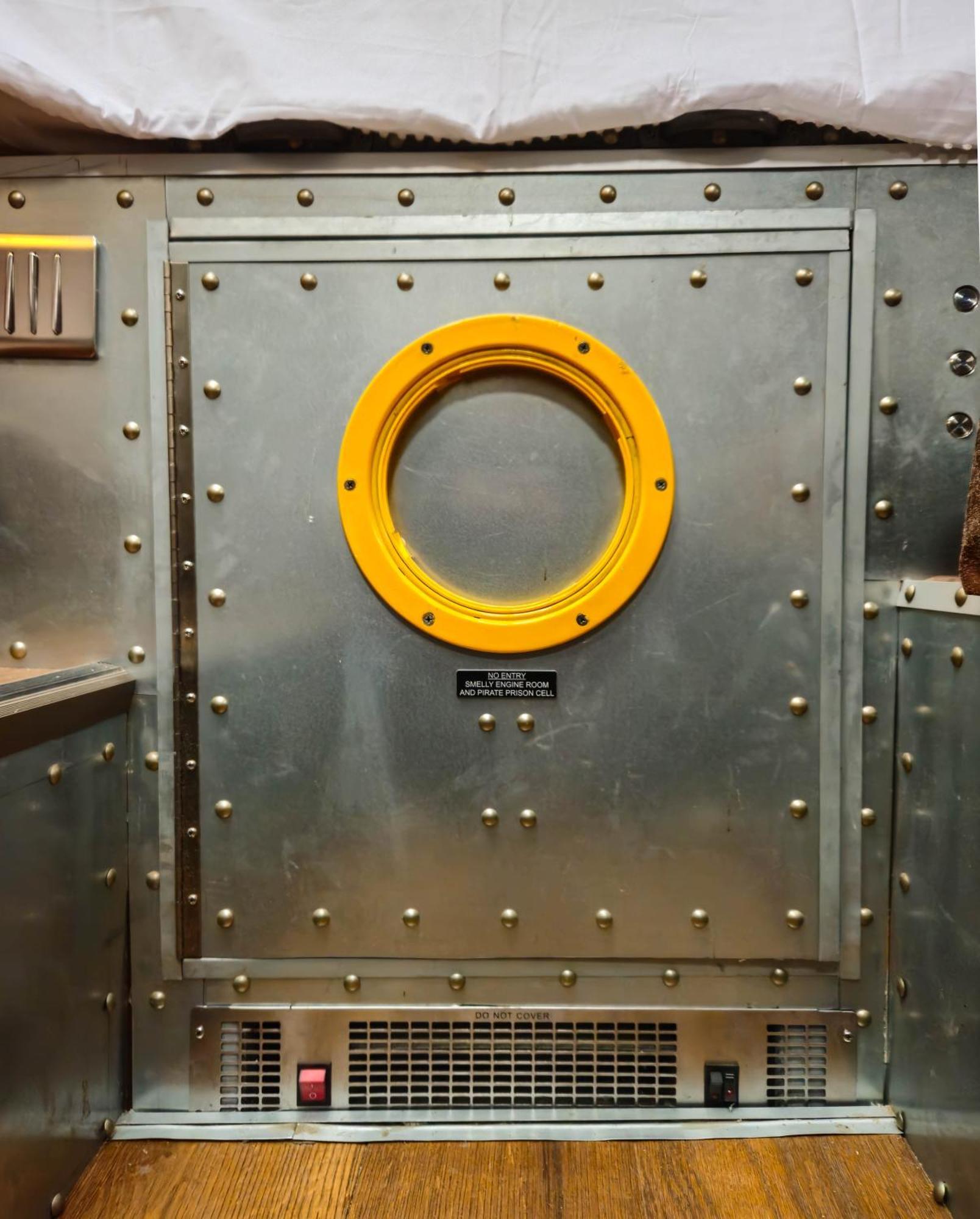 The Yellow Submarine Cheddar Exterior foto